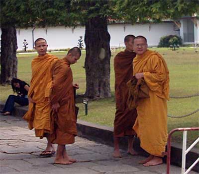монахи буддисты