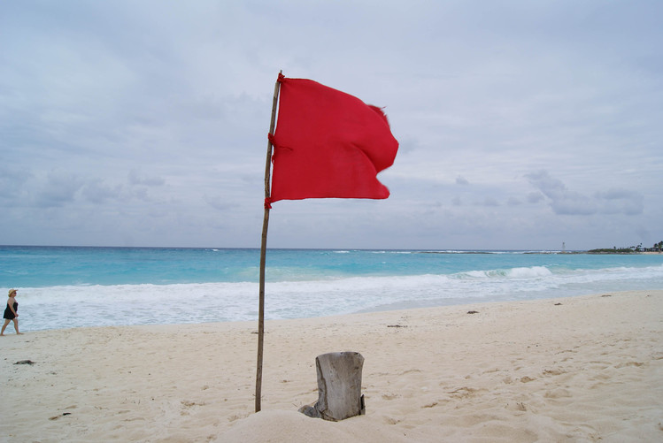 красные флаги пляжа