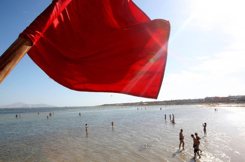 красный флаг на пляжах
