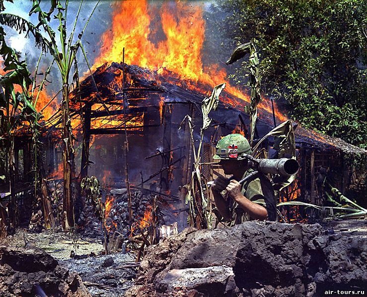 Американцы сожгли лагерь вьетконговцев
